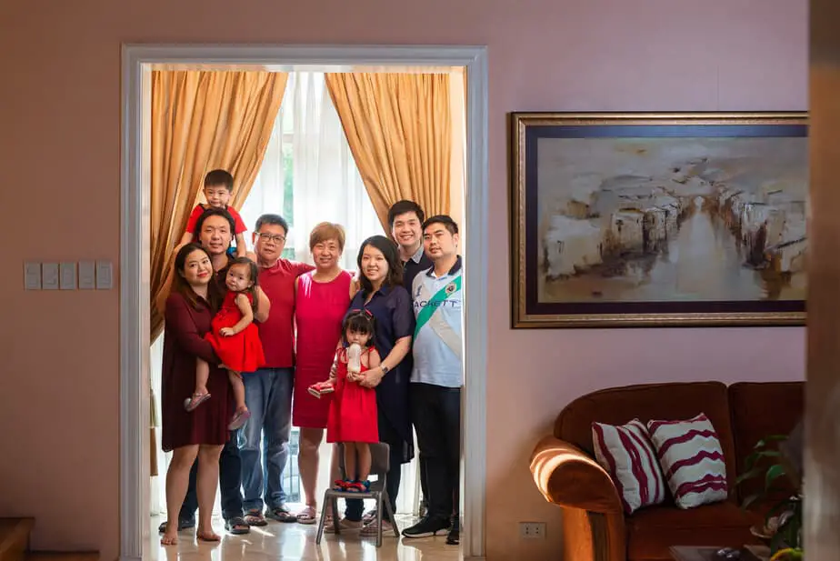 family photoshoot in living room.